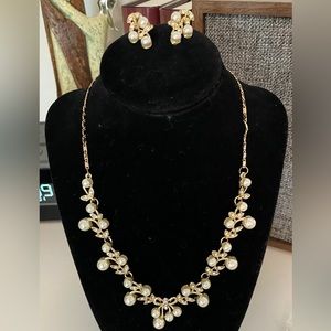 ❤️ SOLD ❤️ Set of Pearl Necklace and Earrings